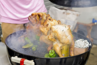 豪快だけど火を通しやすい「ビア缶チキン」もお試しを