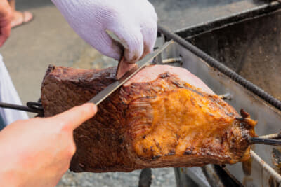 じっくり塊肉を焼いて食べるのもアウトドアの楽しみ方