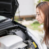 愛車を確認する女性