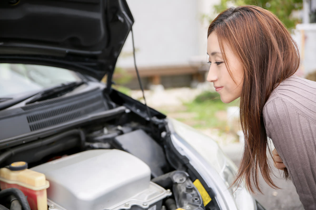 愛車を確認する女性