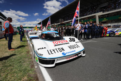 優勝トロフィを返還する中嶋一貴（ph:TOYOTA GAZOO Racing）