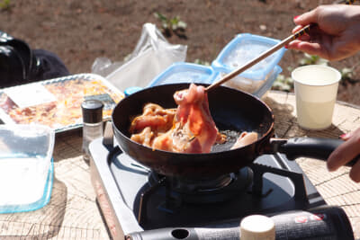 フライパンでのお肉料理イメージ