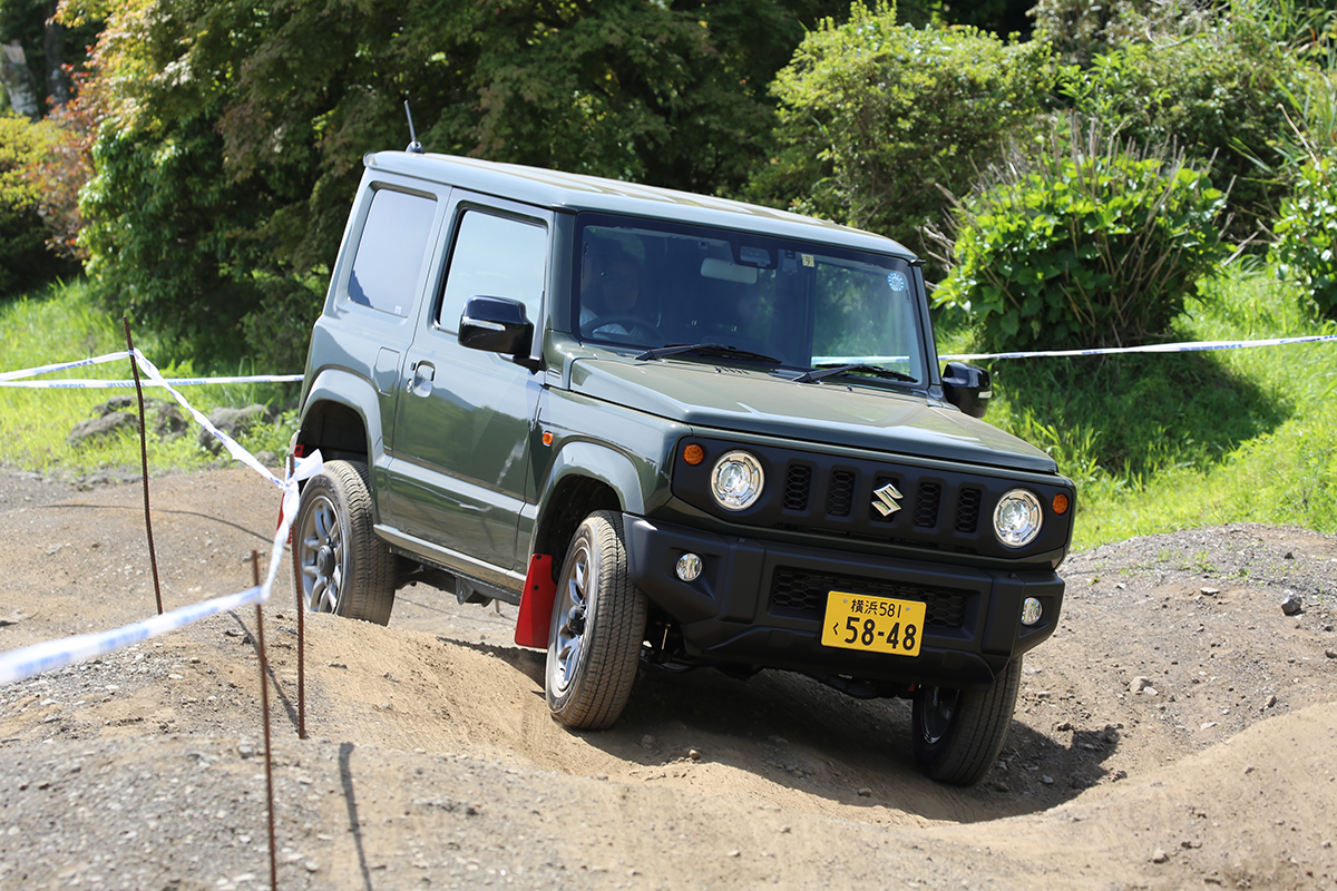 新型ジムニーの悪路走行イメージ