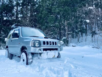 雪山を走るジムニー