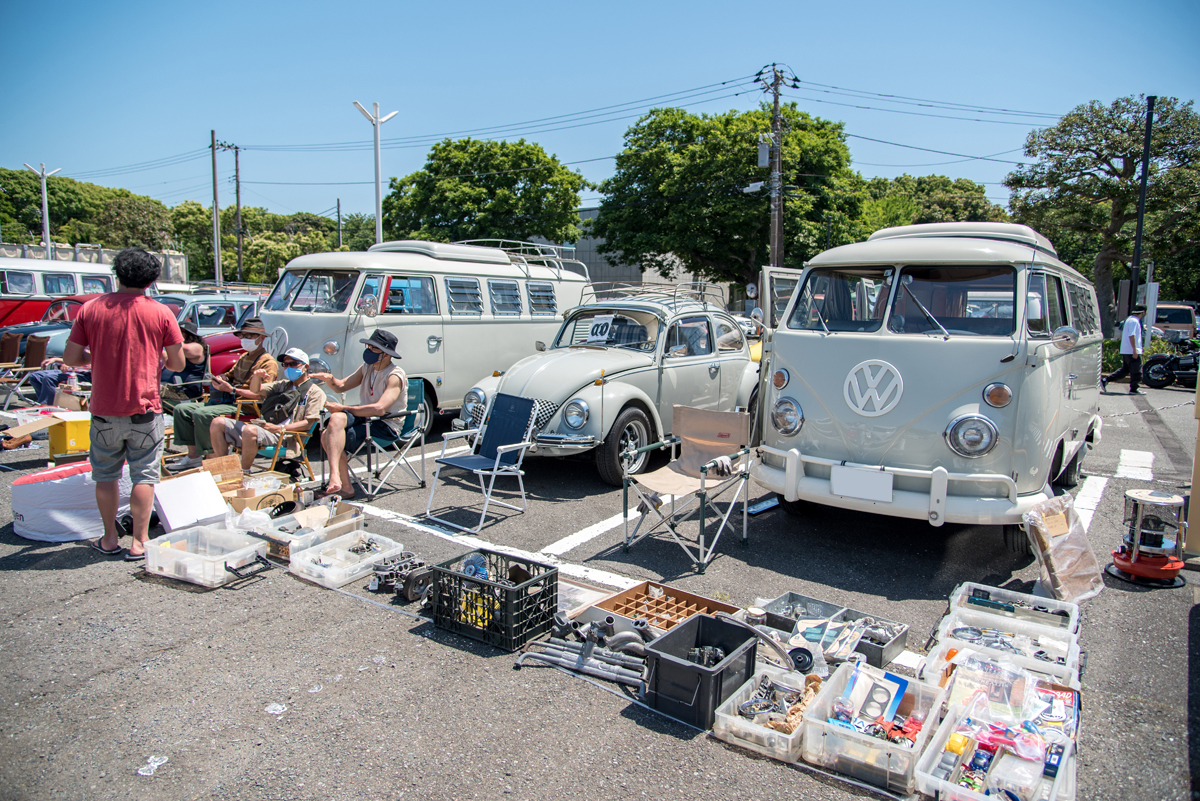 駐車スペースの前を使ったフリマのようなもの