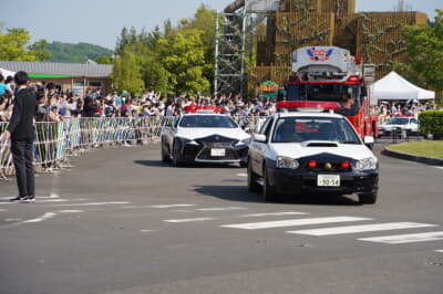 パレードランに向かうパトカー