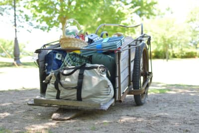 リヤカーに積んだキャンプ道具