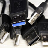 見分け方は、USB2.0は端子の色が白か黒、USB3.0は青になっている