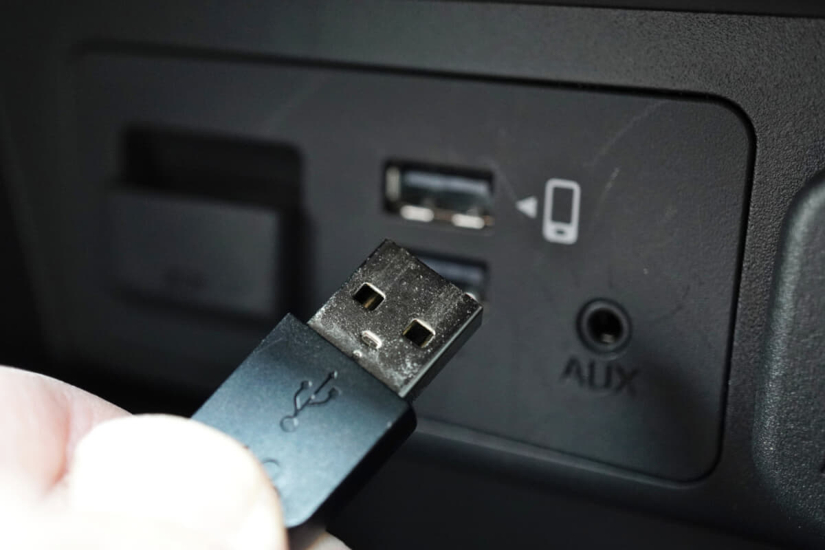 半分だけ挿入してUSB2.0として認識させれば、後は奥まで入れても大丈夫