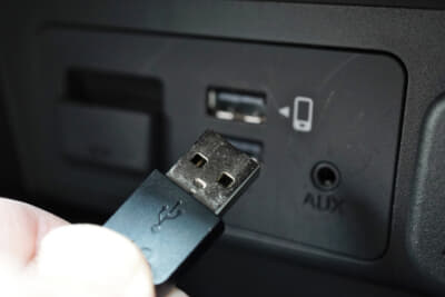 半分だけ挿入してUSB2.0として認識させれば、後は奥まで入れても大丈夫