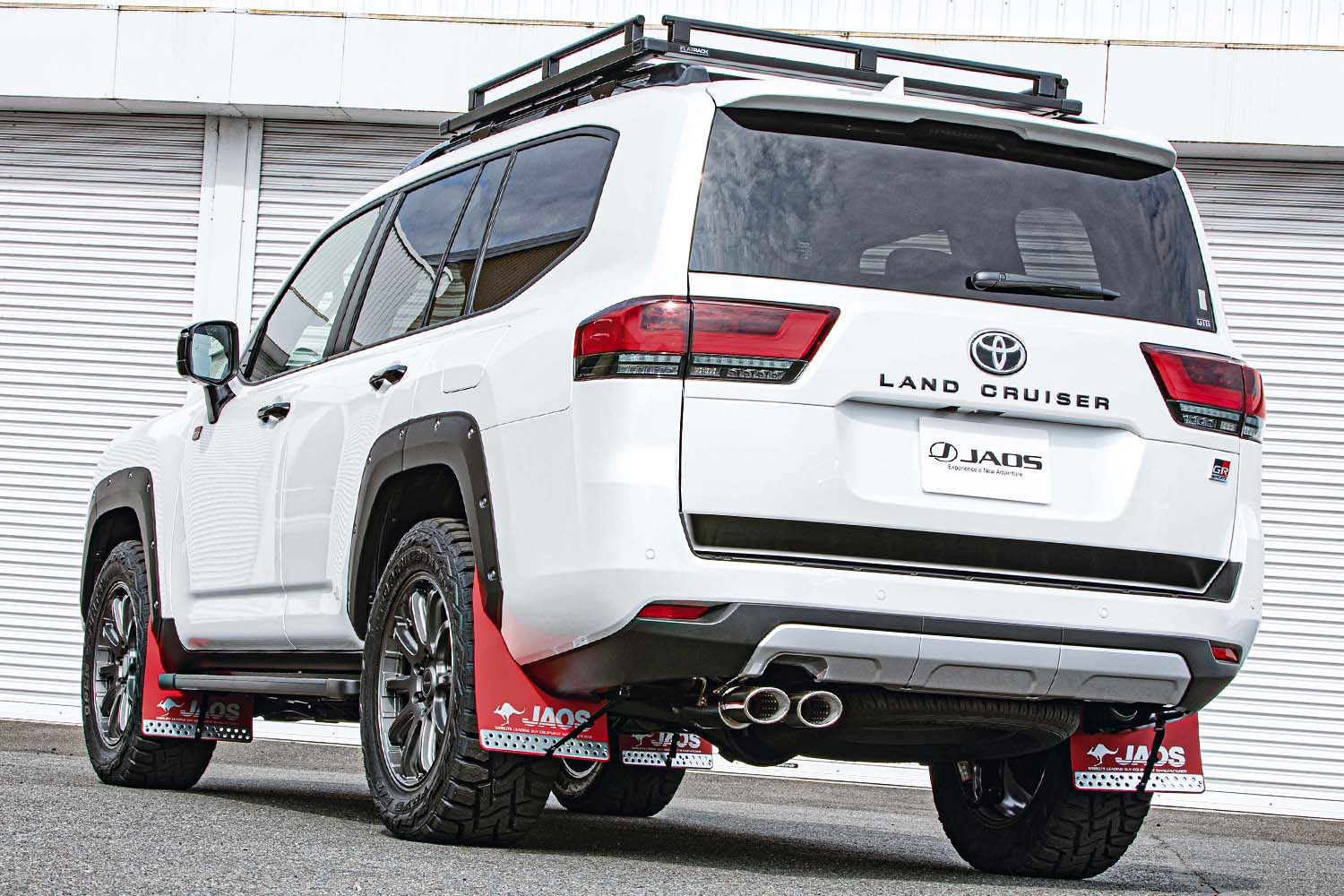 トヨタ300系「ランドクルーザー」の「GRスポーツ」にマッドガードを 