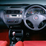 チタン製シフトノブもファンを喜ばせた