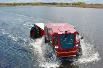 巨大なタイヤで水に浮く！　その場で360度旋回OK！　ウクライナの水陸両用車「シェルプ」がユニークすぎる