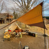 タープの下にテントの出入口を入れ込む「小川張り」