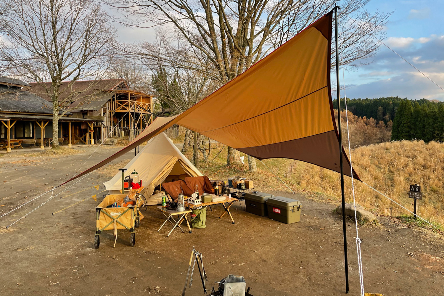 タープの下にテントの出入口を入れ込む「小川張り」