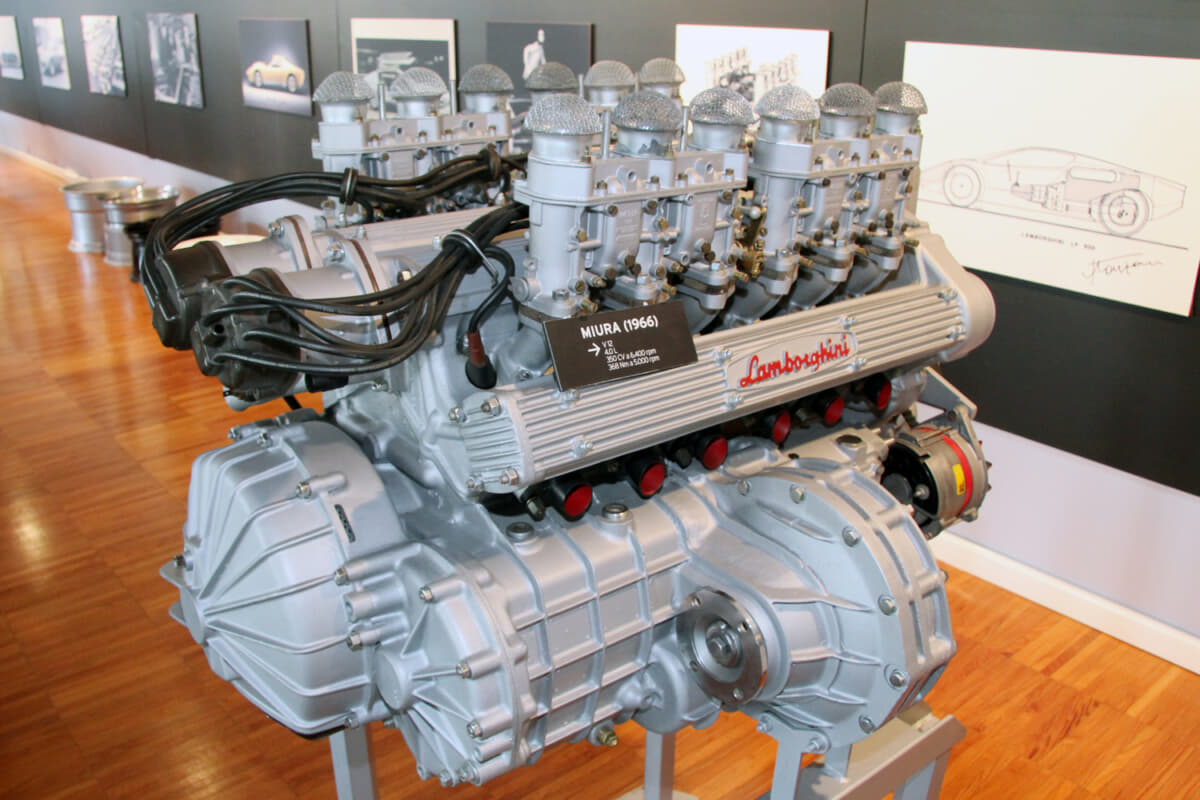 V12エンジンと5速トランスアクスル