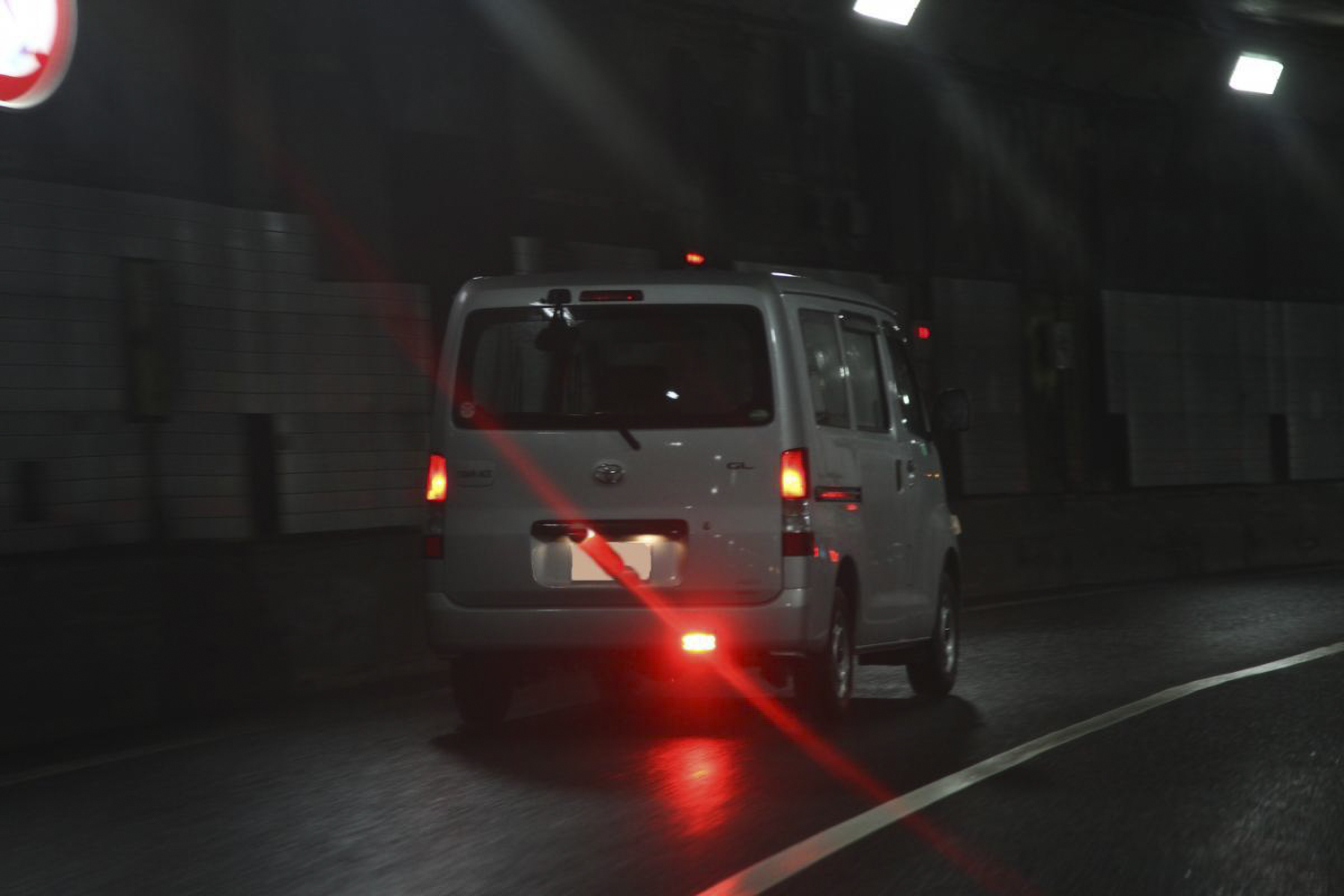 晴れた日の夜に点灯していると後続車の目に突き刺さるほど眩しい