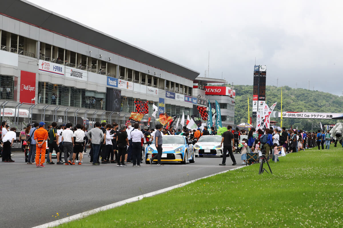 GR86/BRZ Cup 2022第1戦のパドック風景