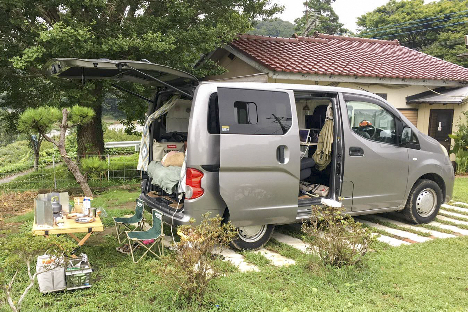 80万円の日産「NV200バネット」や「キャラバン」で車中泊キャンプを満喫！ 一瞬でどハマリしたキャンプ好きが語るバンライフの魅力 |  ～カスタム・アウトドア・福祉車両・モータースポーツなどのカーライフ情報が満載～ AUTO MESSE WEB（オートメッセウェブ）