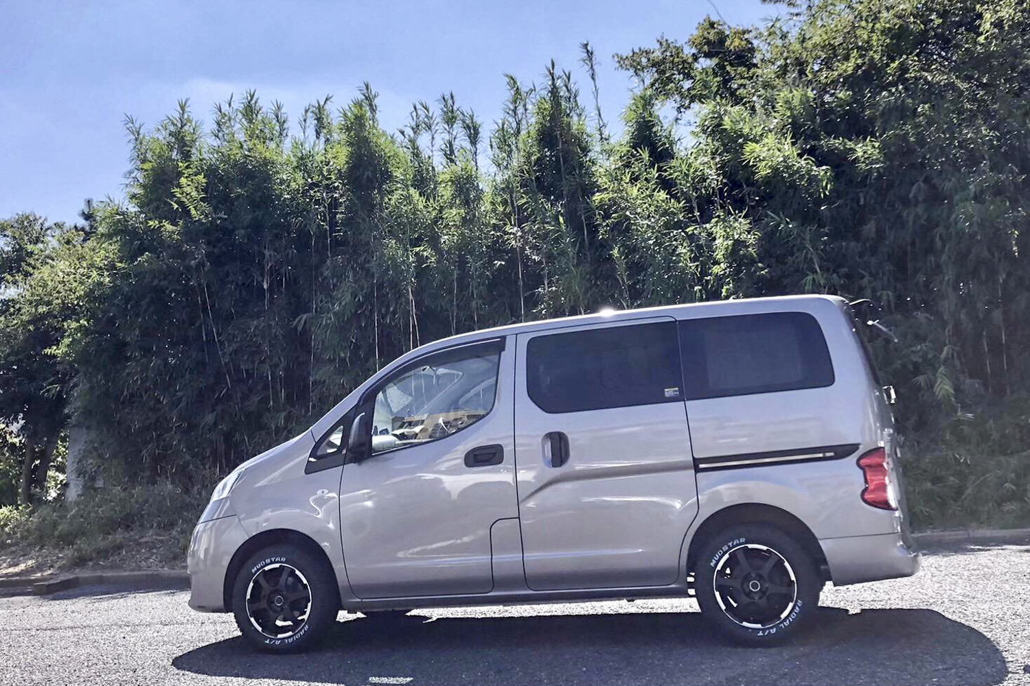 80万円の日産「NV200バネット」や「キャラバン」で車中泊キャンプを満喫！ 一瞬でどハマリしたキャンプ好きが語るバンライフの魅力 |  ～カスタム・アウトドア・福祉車両・モータースポーツなどのカーライフ情報が満載～ AUTO MESSE WEB（オートメッセウェブ）