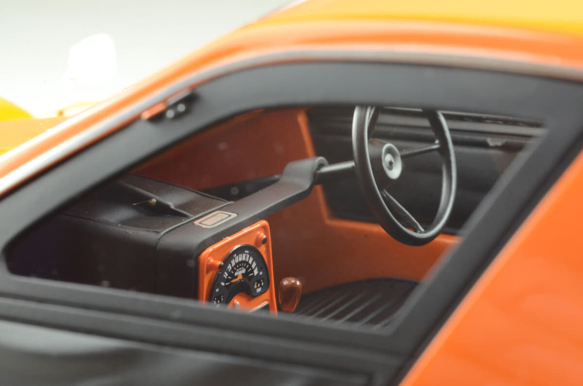 DNAコレクティブル製1/18ミニカー「ボンド・バグ」