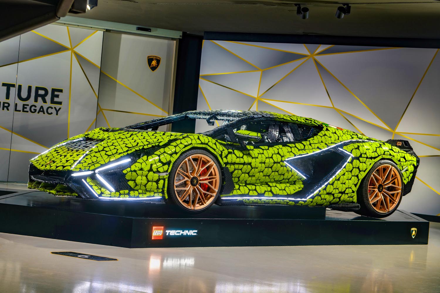 使ったレゴは40万個以上！ 実物大ランボルギーニ「シアン FKP37