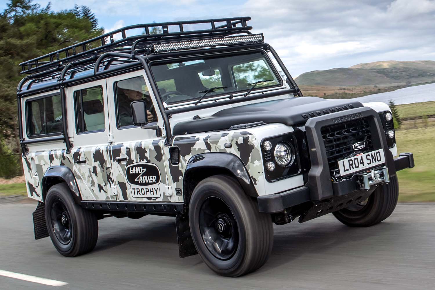 旧型「ディフェンダー」が25台限定で蘇る!! ユニークなカモフラは