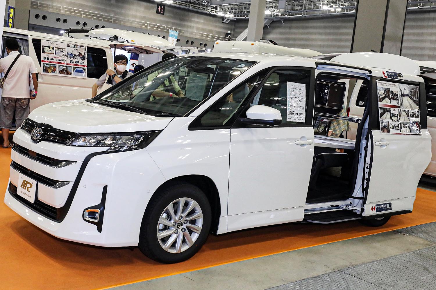 トヨタ新型「ノア」がキャンピングカーになった！ 後席使えて普段遣い
