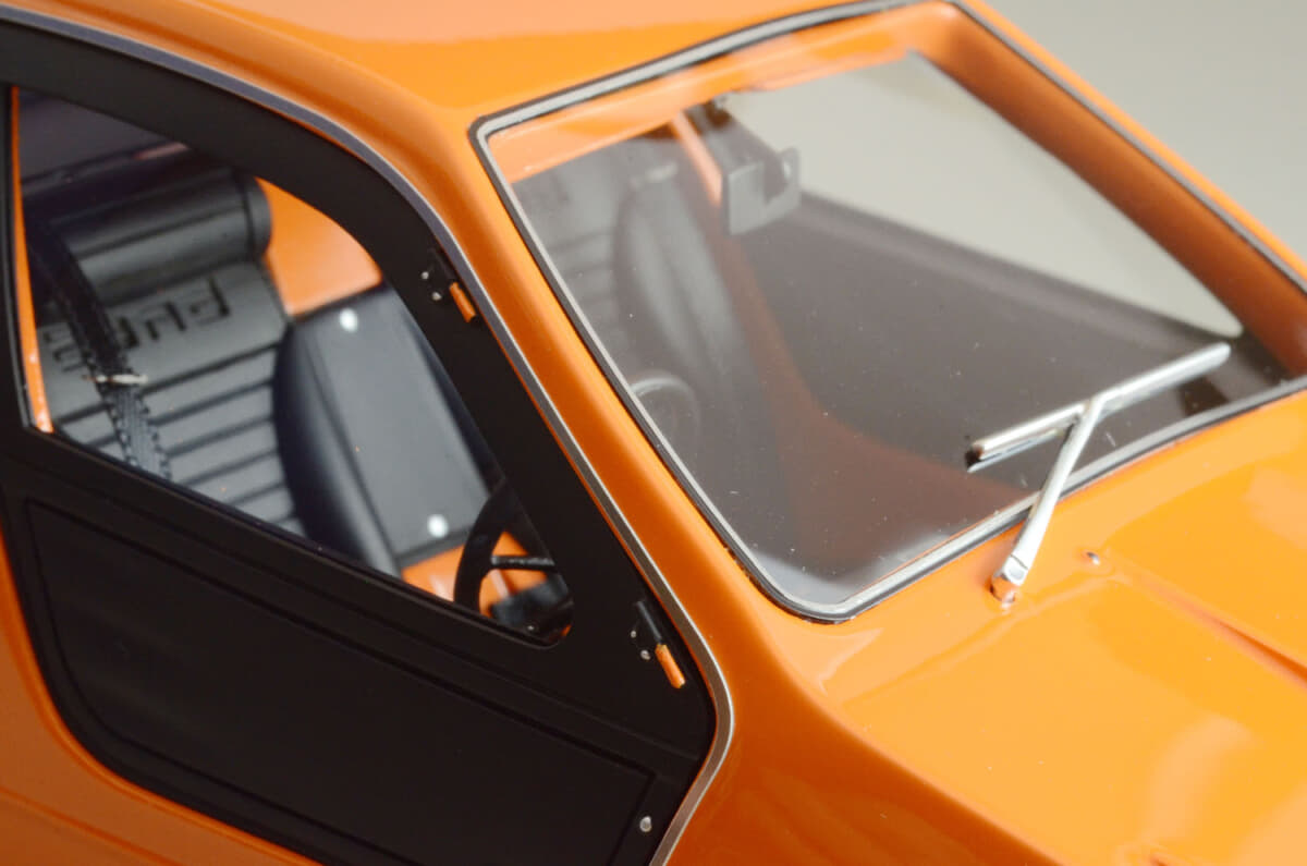 DNAコレクティブル製1/18ミニカー「ボンド・バグ」