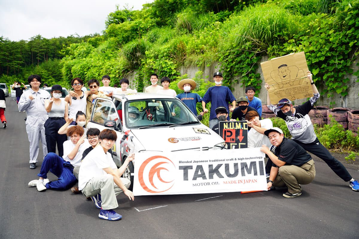 日本大学工学部自動車部の集合写真