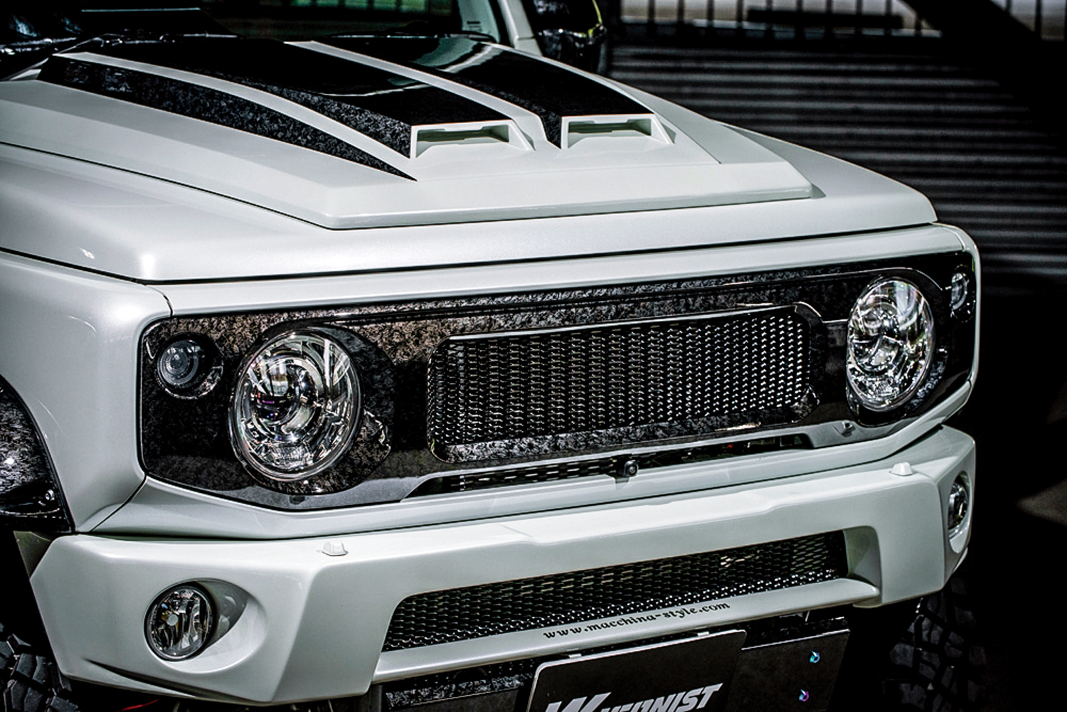 スズキ「ジムニー」をフォージドカーボン柄でベツモノに仕上げる