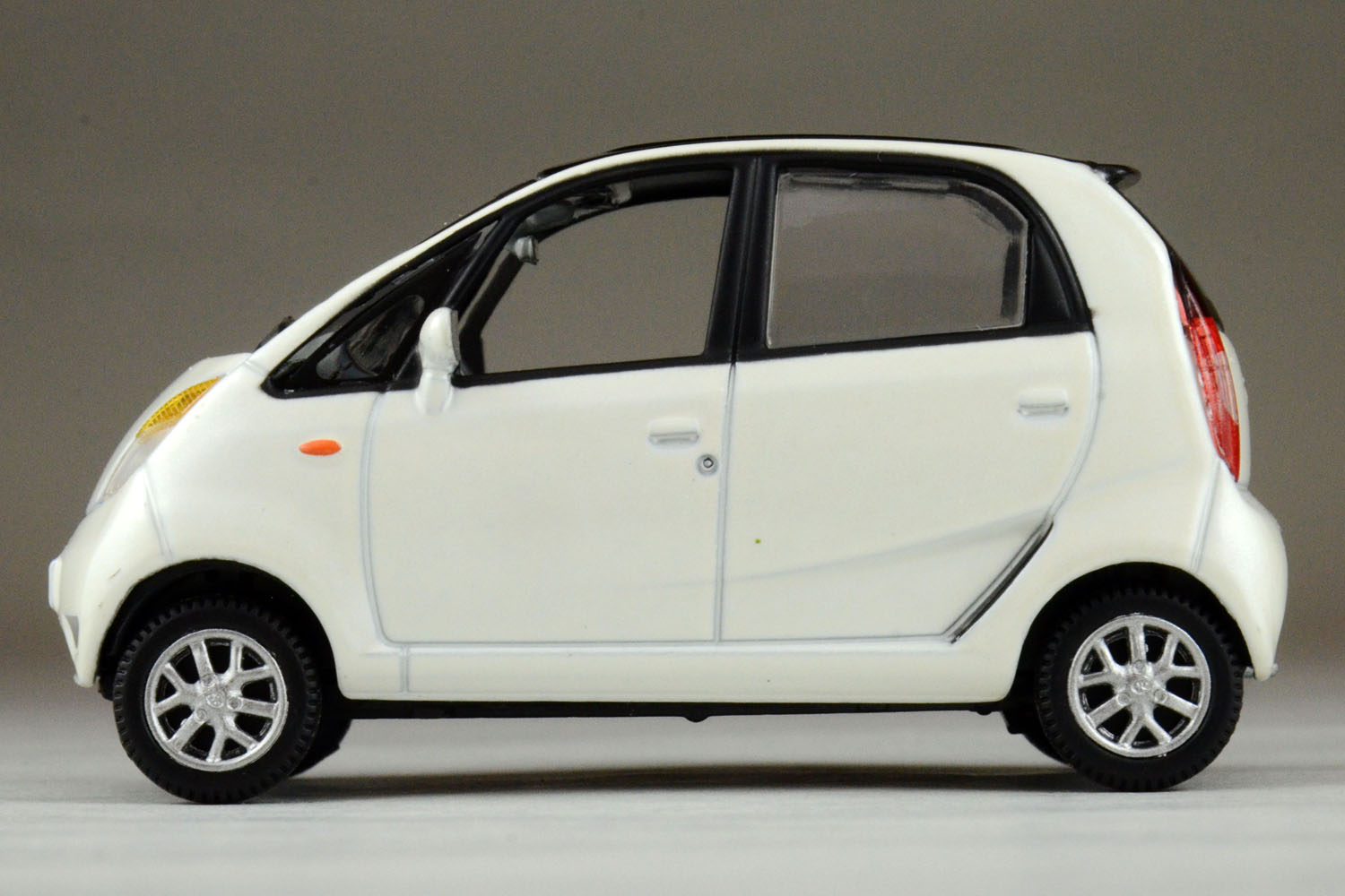 新車価格たった22万円！ 世界に衝撃を与えた「タタ・ナノ」が参考に 