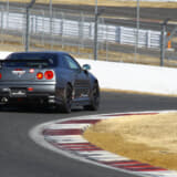 富士スピードウェイを走行するR34 GT-R CRS