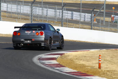 富士スピードウェイを走行するR34 GT-R CRS