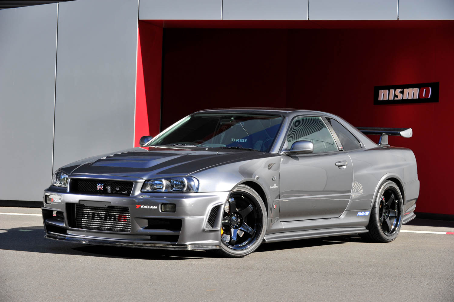 日産「R34スカイラインGT-R」の理想形完成！ ニスモ大森ファクトリーの公道からサーキットまで使えるスペックを完全紹介します |  ～カスタム・アウトドア・福祉車両・モータースポーツなどのカーライフ情報が満載～ AUTO MESSE WEB（オートメッセウェブ）