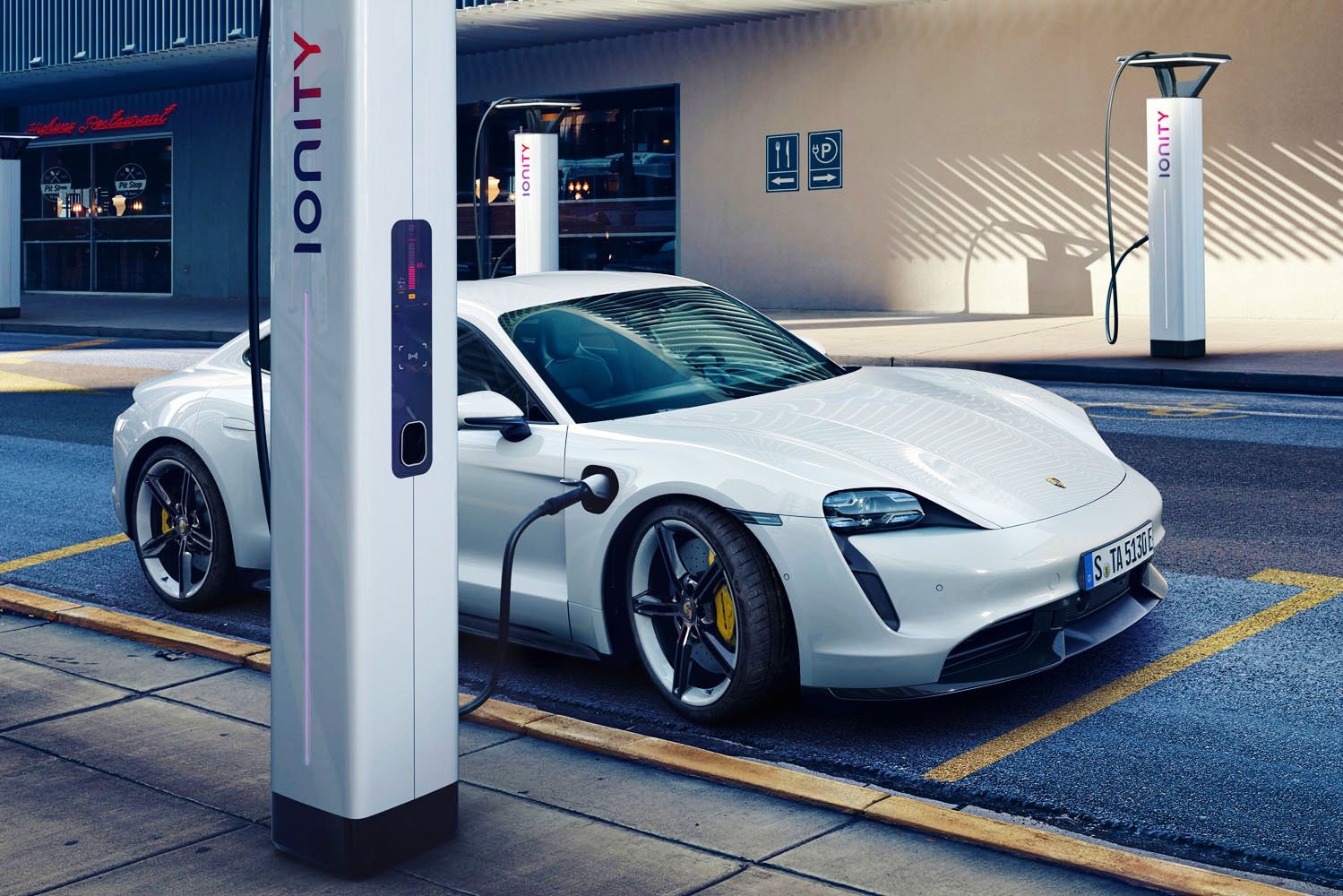 なぜEVのポルシェ「タイカン」に「ターボ」があるのか？ 高級車