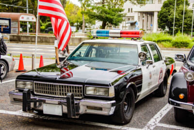 さまざまなイベントに参加しているシボレー カプリスのパトカー