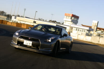 サーキットを攻めるR35