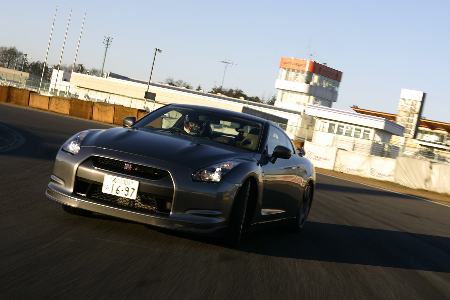 日産「GT-R」がデビュー当時からランフラットを採用した理由とは