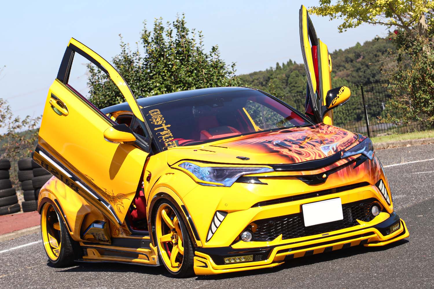 全幅2010ミリ!! 「火の鳥」が舞うトヨタ「C-HR」はドアも羽ばたいて
