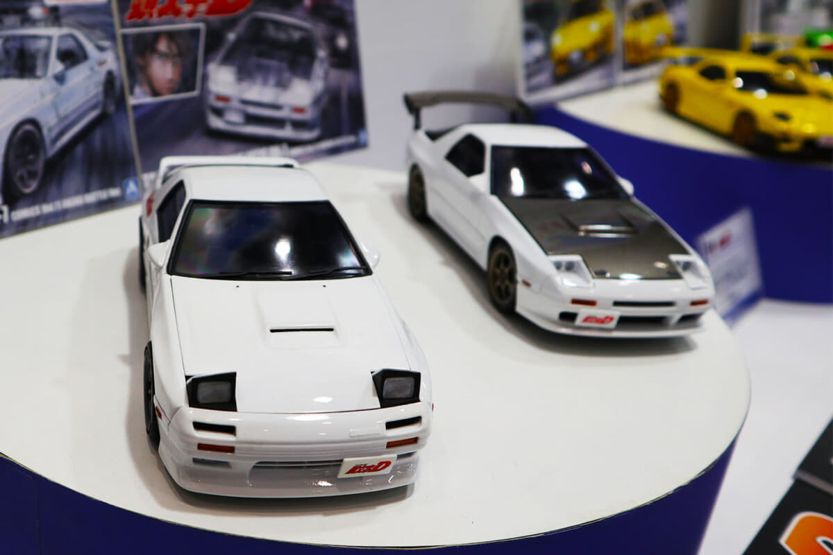 頭文字D」のマツダ「RX-7」がデビュー！ 高橋兄弟の4モデルがアオシマ「1／24プリペイントモデル」になりました |  ～カスタム・アウトドア・福祉車両・モータースポーツなどのカーライフ情報が満載～ AUTO MESSE WEB（オートメッセウェブ）