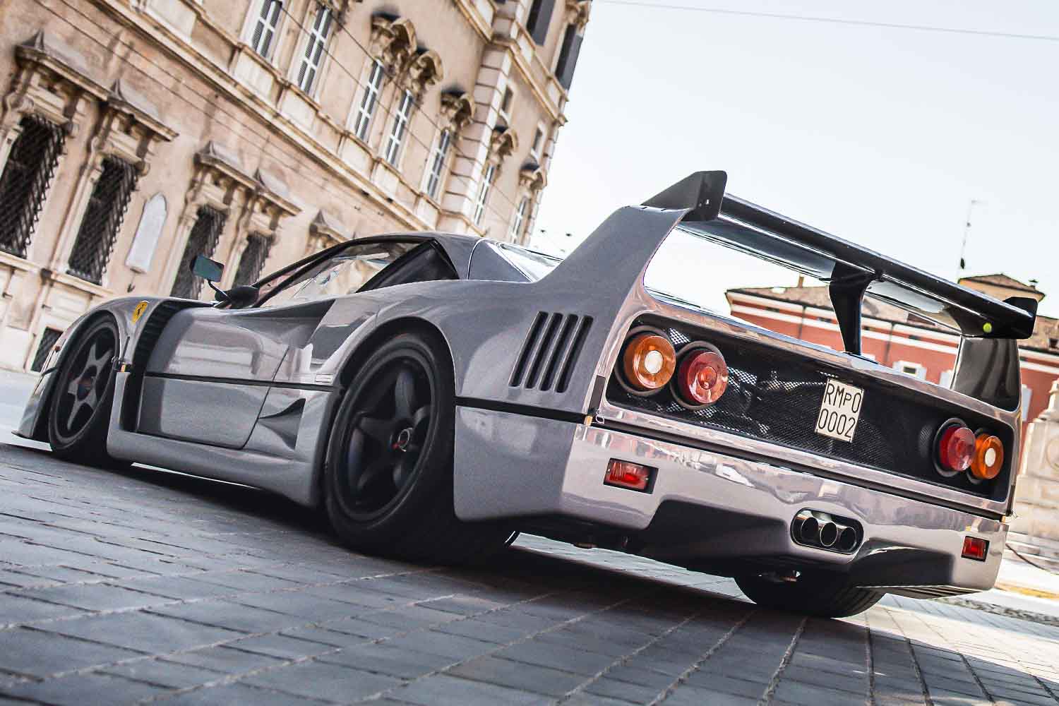 1000馬力の世界最速「F40」ロードカーはなぜグレーにペイントされた