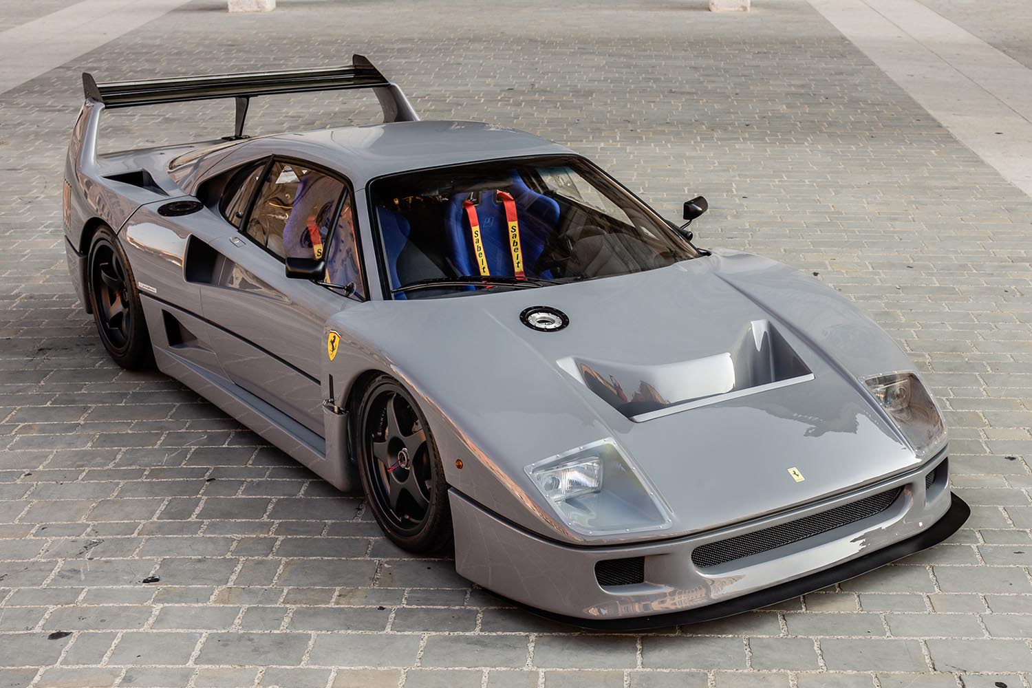 1000馬力の世界最速「F40」ロードカーはなぜグレーにペイントされた？ 跳ね馬は酷使されても跳ね馬に蘇る！ | ～カスタム・アウトドア・福祉車両・モータースポーツなどのカーライフ情報が満載～AUTO  MESSE WEB（オートメッセウェブ）