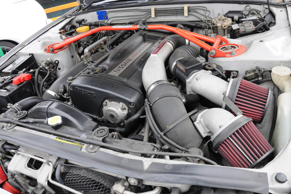 手が加えられたエンジン