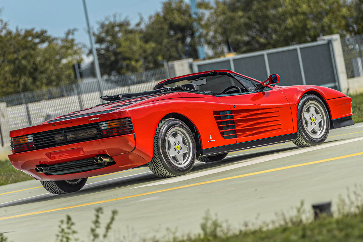 フェラーリ「テスタロッサ」が2億6500万円！ 世界に1台のはずが、なぜ