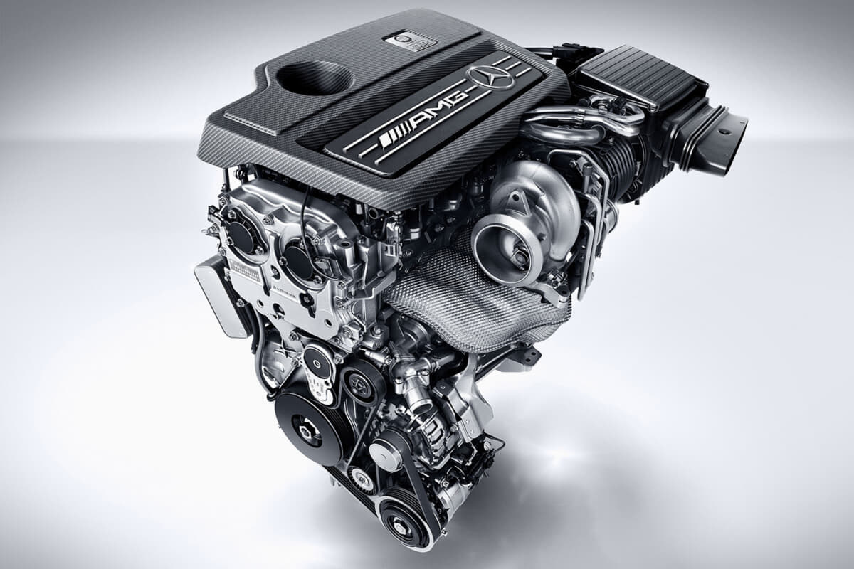 シングルターボのメルセデスAMG A45のエンジン