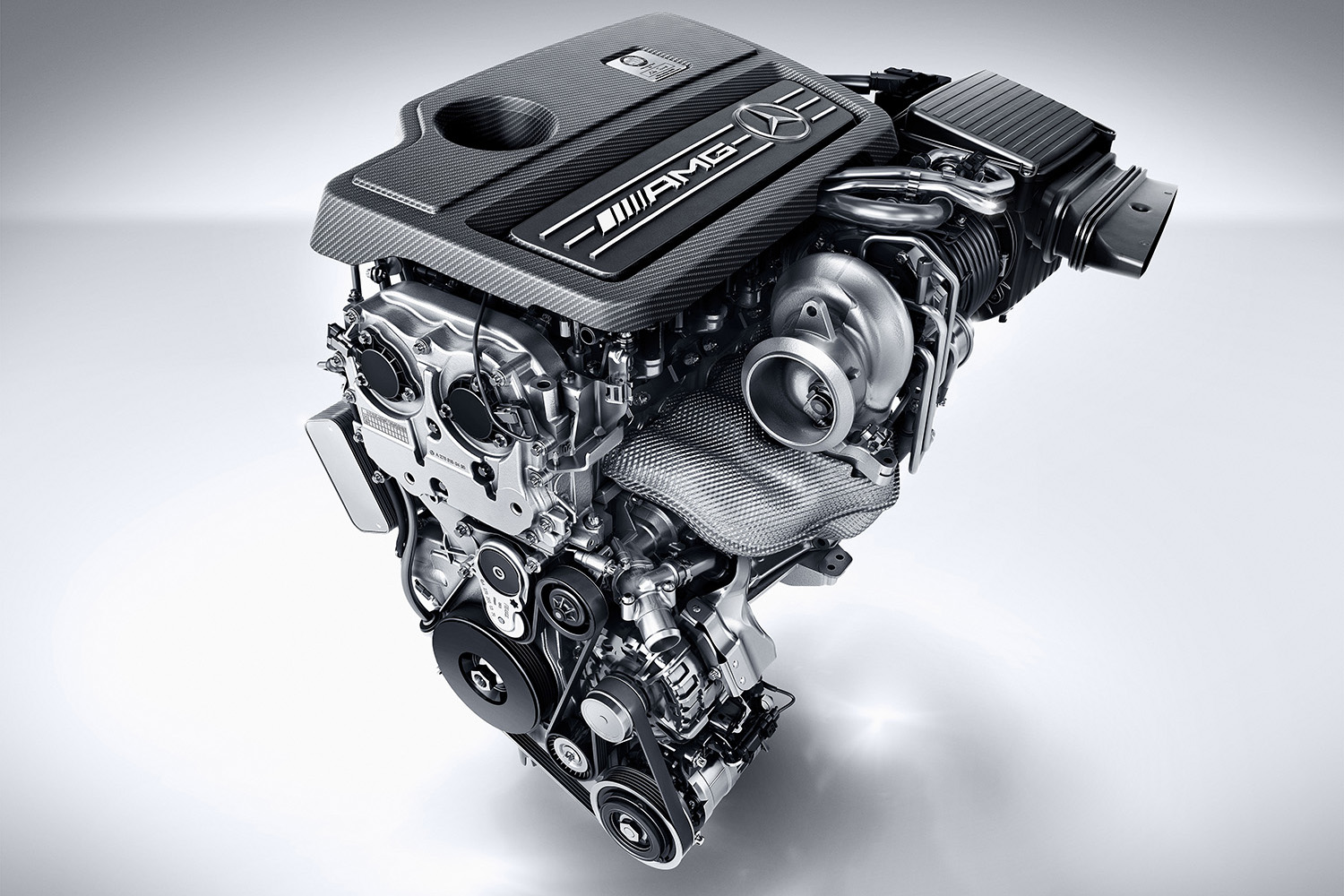 シングルターボのメルセデスAMG A45のエンジン