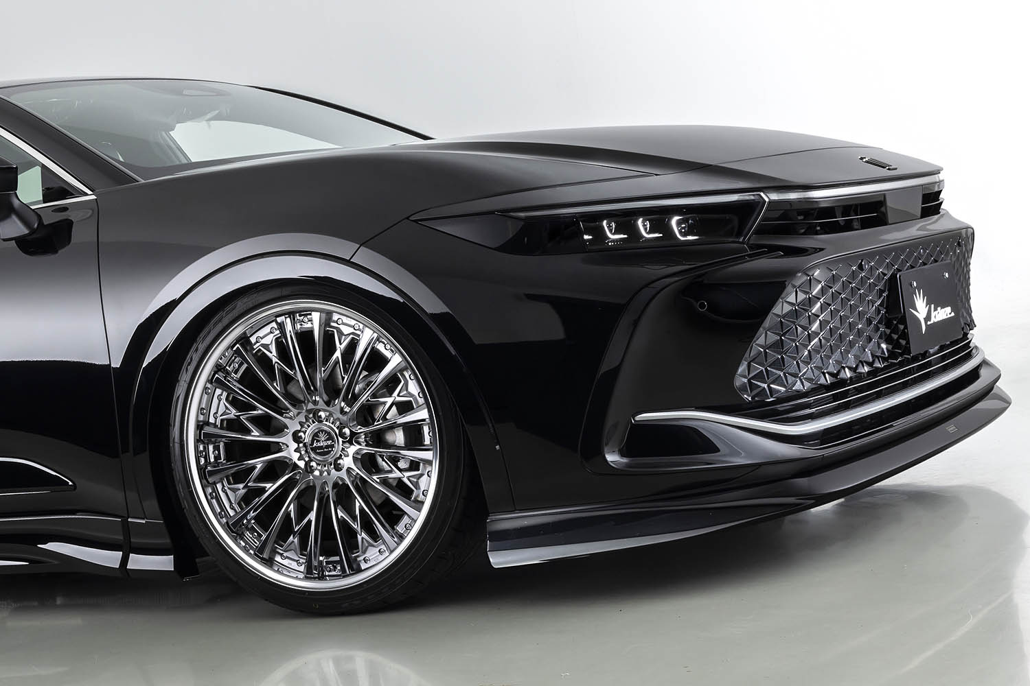 トヨタ新型「クラウン」にも見事にマッチ！ ウェッズの新作