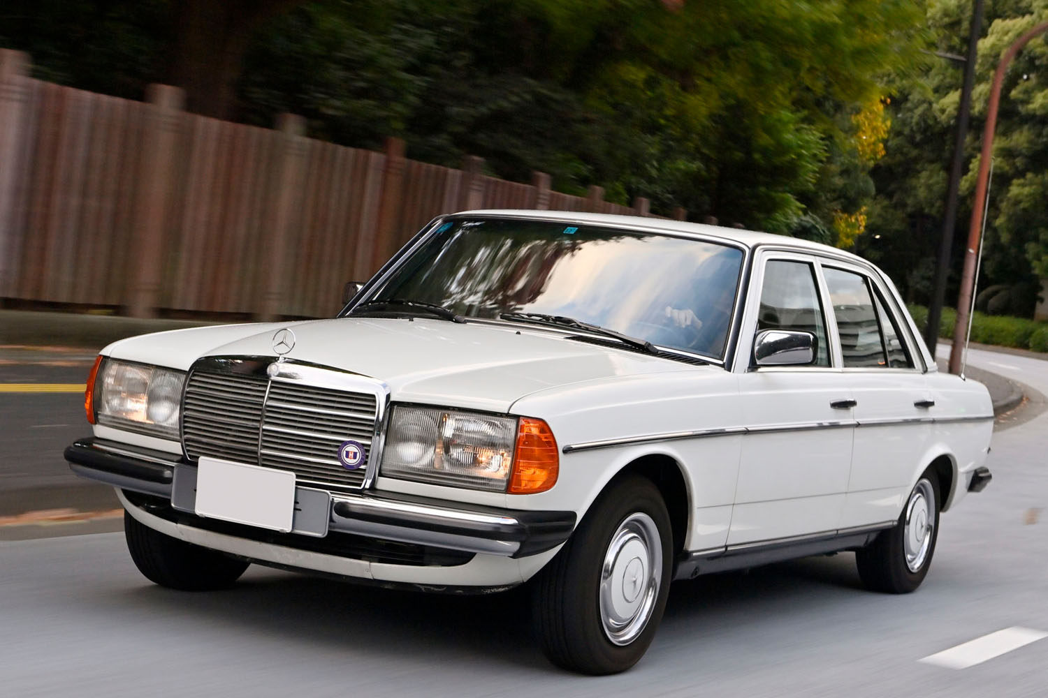 昭和クラシックなベンツ「W123」に試乗！「最善か無か」をひたすら実践した滋味深い走りとは【旧車ソムリエ】 | ～カスタム・アウトドア・福祉車両・モータースポーツなどのカーライフ情報が満載～  AUTO MESSE WEB（オートメッセウェブ）