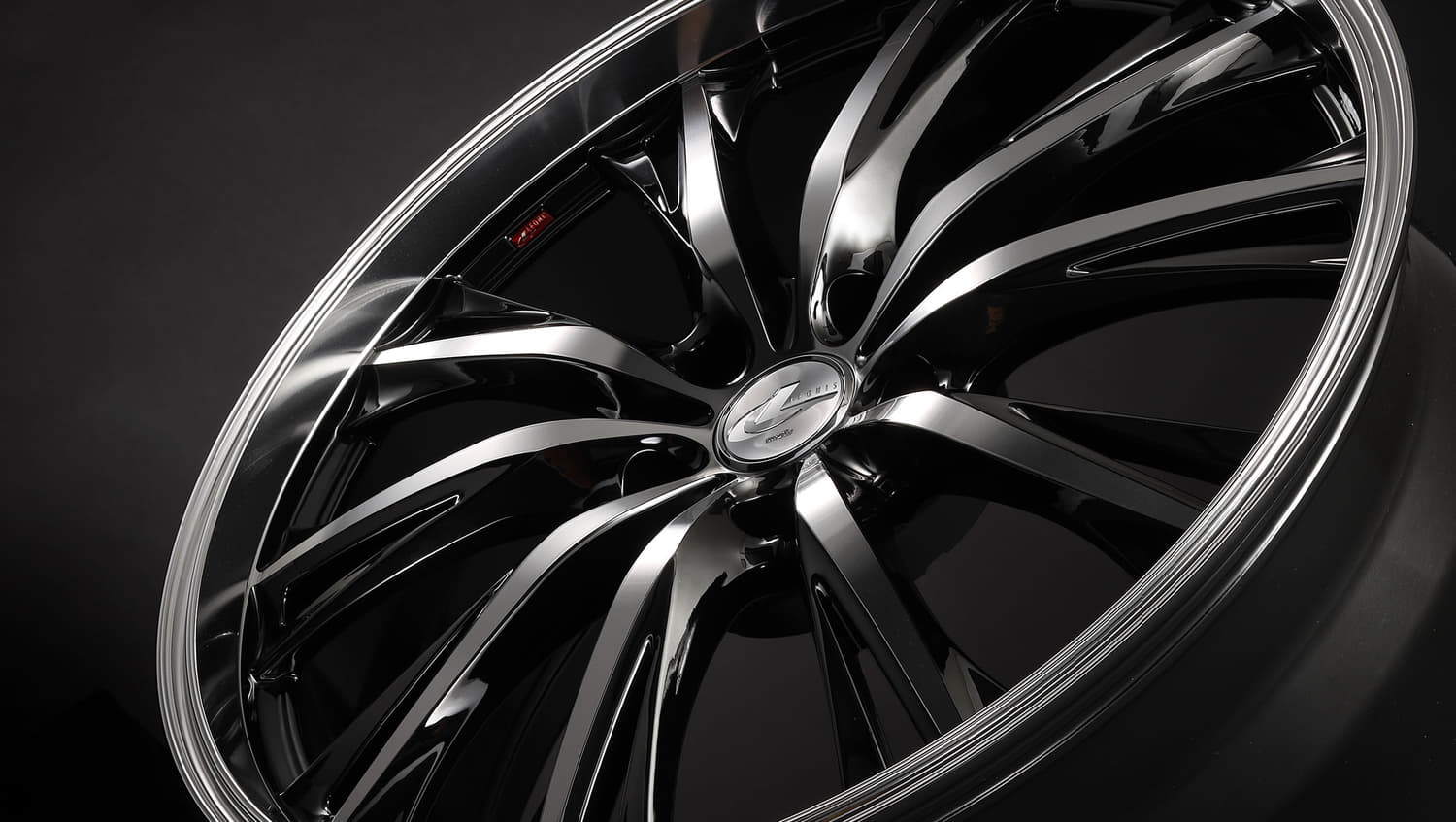 新作「ウェッズ」は最新技術と高品質、優れたデザインを手軽に楽しめる2本！ 「レオニス」と「ノヴァリス」の魅力とベストマッチの車種をお教えします〈PR〉